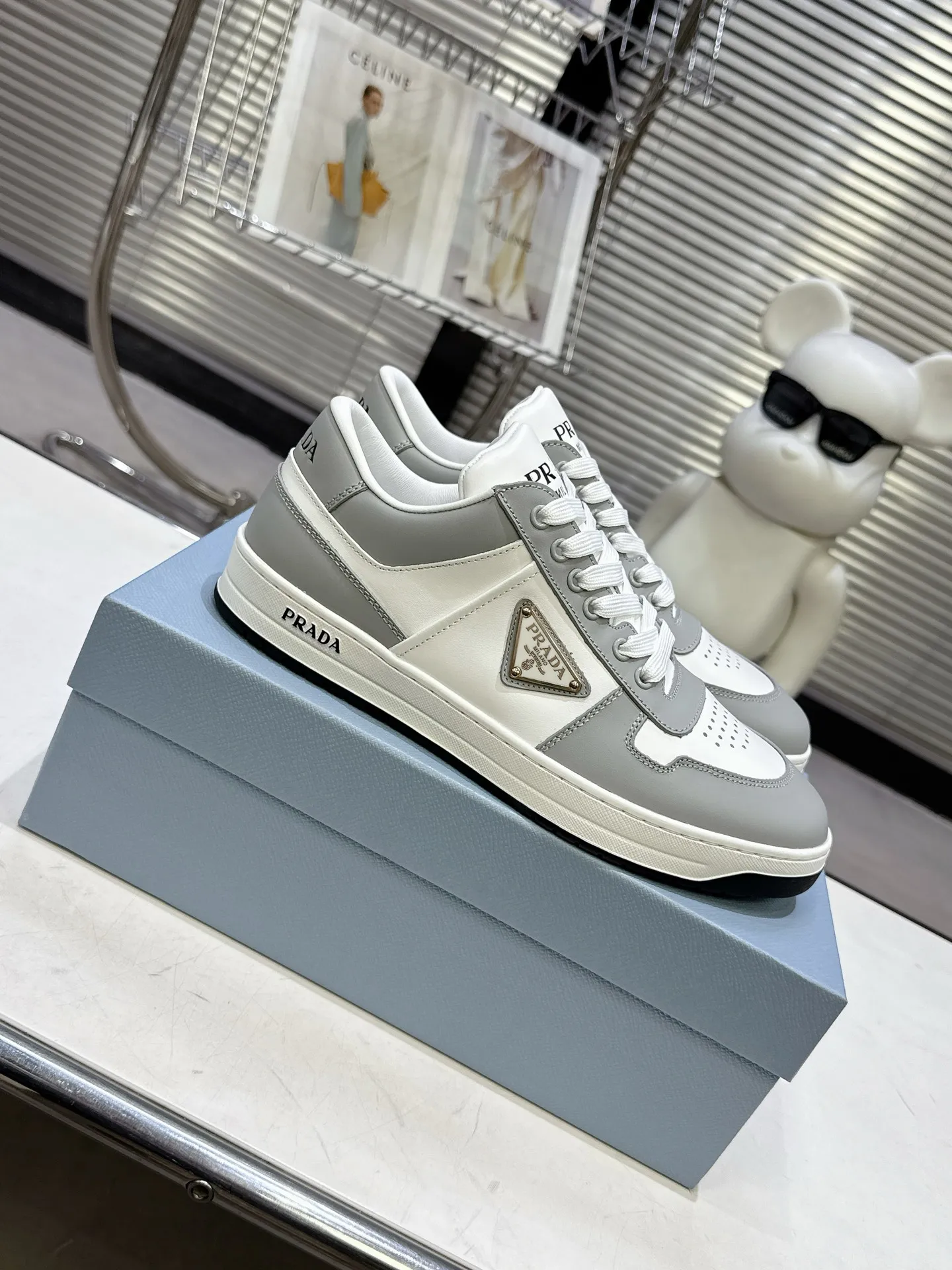 👟👟Ex-factory price 580👟👟 Couple style Prada Latest Downtown Bold series Triangle logo Casual sneakers White shoes Original purchase, development and production Downtown Bold sneakers are inspired by the basketball shoes of the 1980s, with a sporty design and exquisite details. Crafted from perforated leather, the statement platform sole provides a unique, modern style. The Prada logo is interpreted from different angles, decorated with the iconic enameled triangular metal logo, highlighting the unique classic style. Exquisite packaging at the delivery counter🛍📦 ▪️Fabric: Original custom imported first-layer cowhide ▪️Lining: Original imported soft sheepskin ▪️Outsole: Original open-molded rubber bottom material ▪️Size: Women's 35-40 Men's 39-45